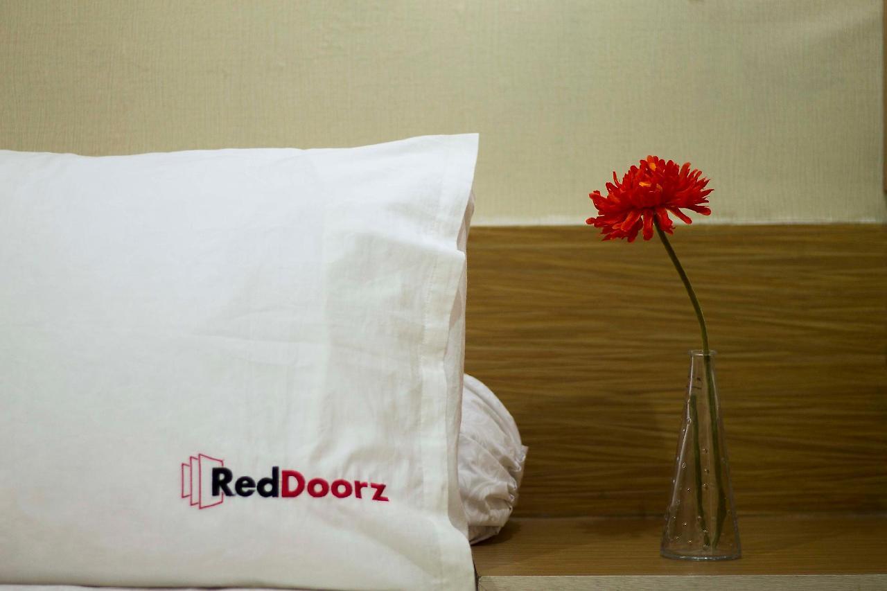 Hotel RedDoorz near NAIA Terminal 1 Paranaque City Exterior foto