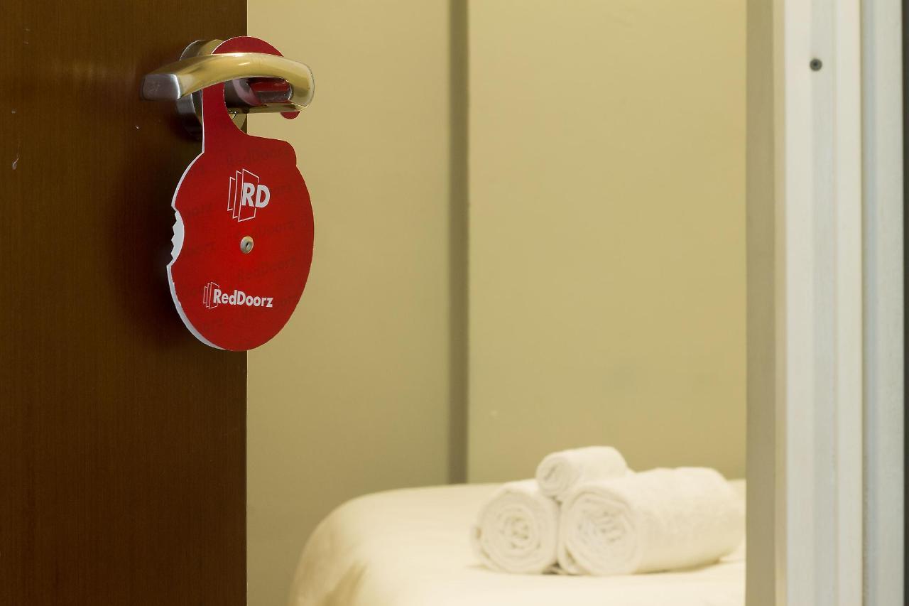 Hotel RedDoorz near NAIA Terminal 1 Paranaque City Exterior foto
