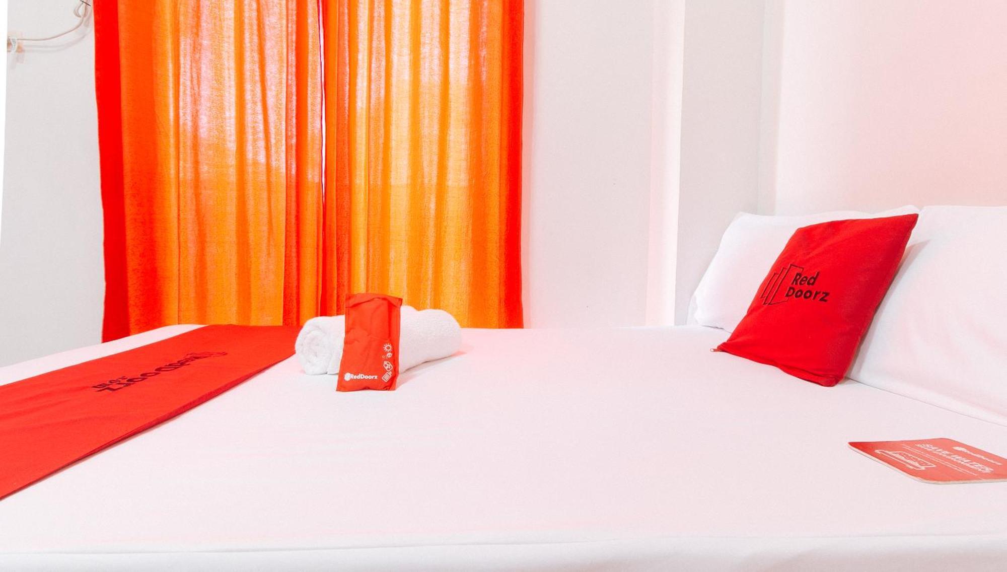Hotel RedDoorz near NAIA Terminal 1 Paranaque City Exterior foto