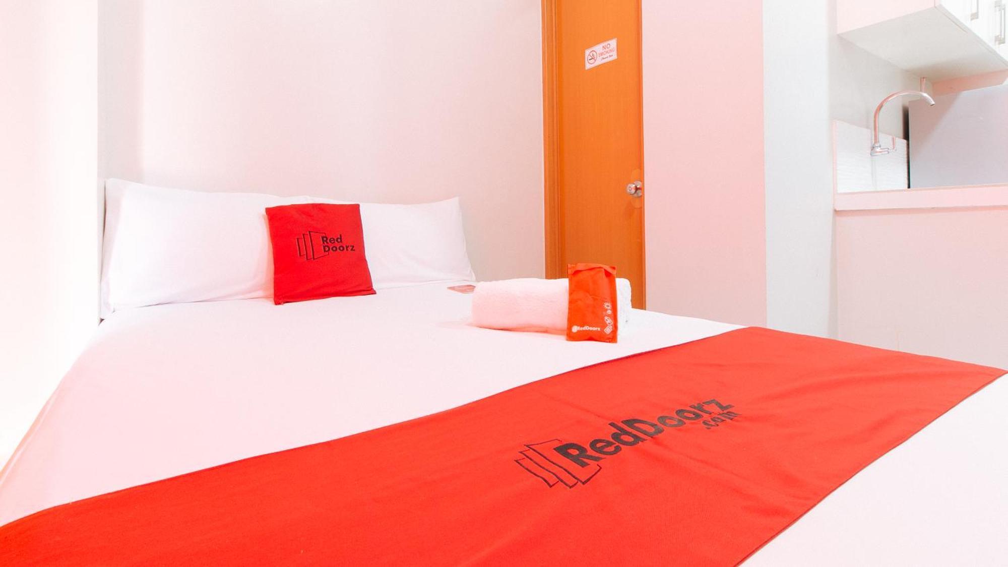 Hotel RedDoorz near NAIA Terminal 1 Paranaque City Exterior foto